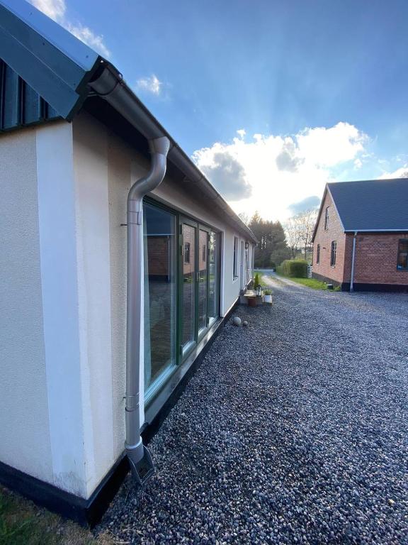 Gästhusets exteriör och gårdsplan